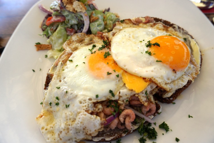 Krabbenbrot mit Spiegelei