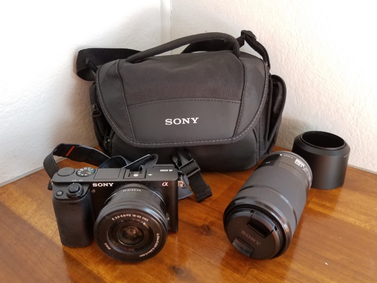 Die Sony Alpha 6000 mit wenigem Zubehör