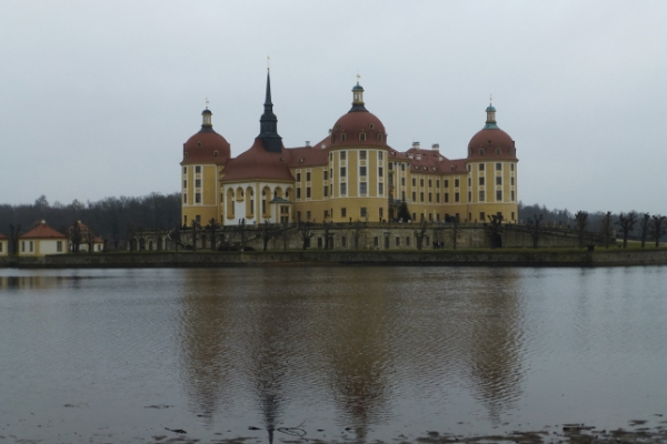 Hast Du schon einmal das Schloss Moritzburg besucht? Das lohnt sich auch zur Winterausstellung zum Kultfilm "Drei Haselnüsse für Aschenbrödel"