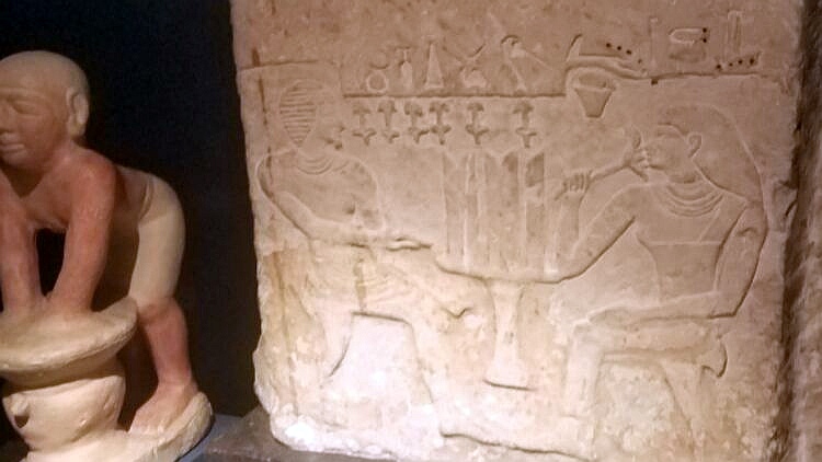 Statue und Relieftafel aus Ägypten zeugen vom Bierbrauen auch zu jener Zeit